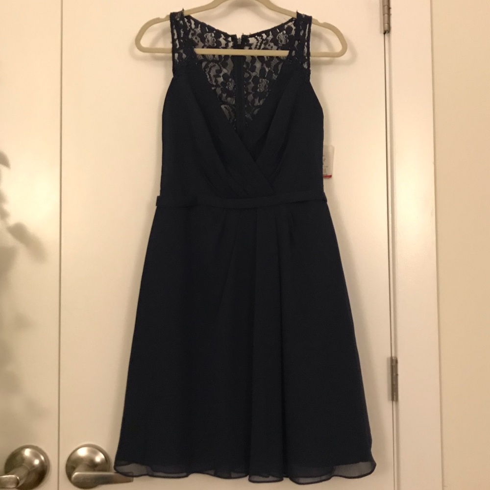 Short v-neck chiffon dress, lace back